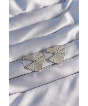 316L Çelik Gümüş Renk Çizgili Plaka Tasarımlı Kalp Küpe