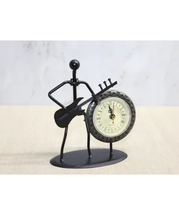 Metal Saatli Gitar Çalan Müzisyen Alk4334