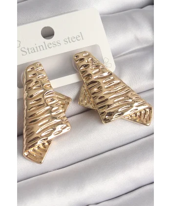 Pirinç Gold Renk İşleme Detaylı Katlanmış Kare Plaka Model Kadın Küpe