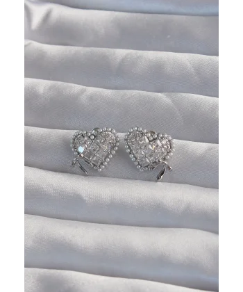 Pirinç Gümüş Renk Fiyonk Detay İncili Zirkon Taşlı Kalp Küpe