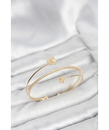 Yonca Çiçek Model Pirinç Gold Renk Kadın Bileklik