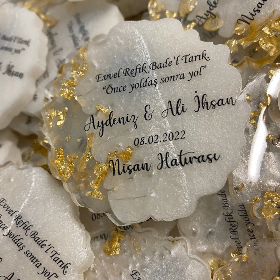 Kişiye Özel Taşsız Epoksi Magnet – 20 Adet Altın ve Gümüş Renk Seçenekli Yuvarlak Düğün ve Özel Gün