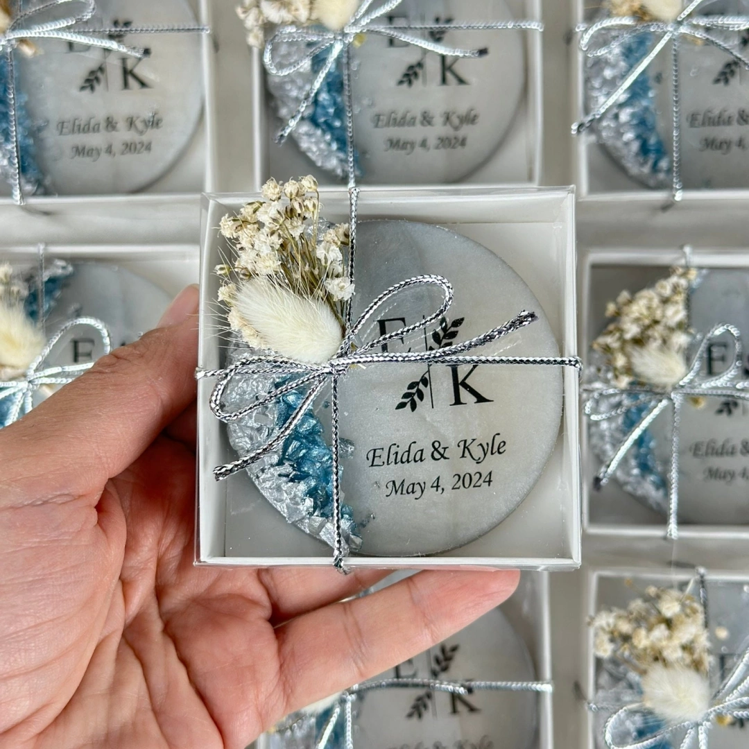 Zarif Anılar – Kişiye Özel Kurutulmuş Çiçekli Kutulu Epoksi Magnet Seti (20 Adet)