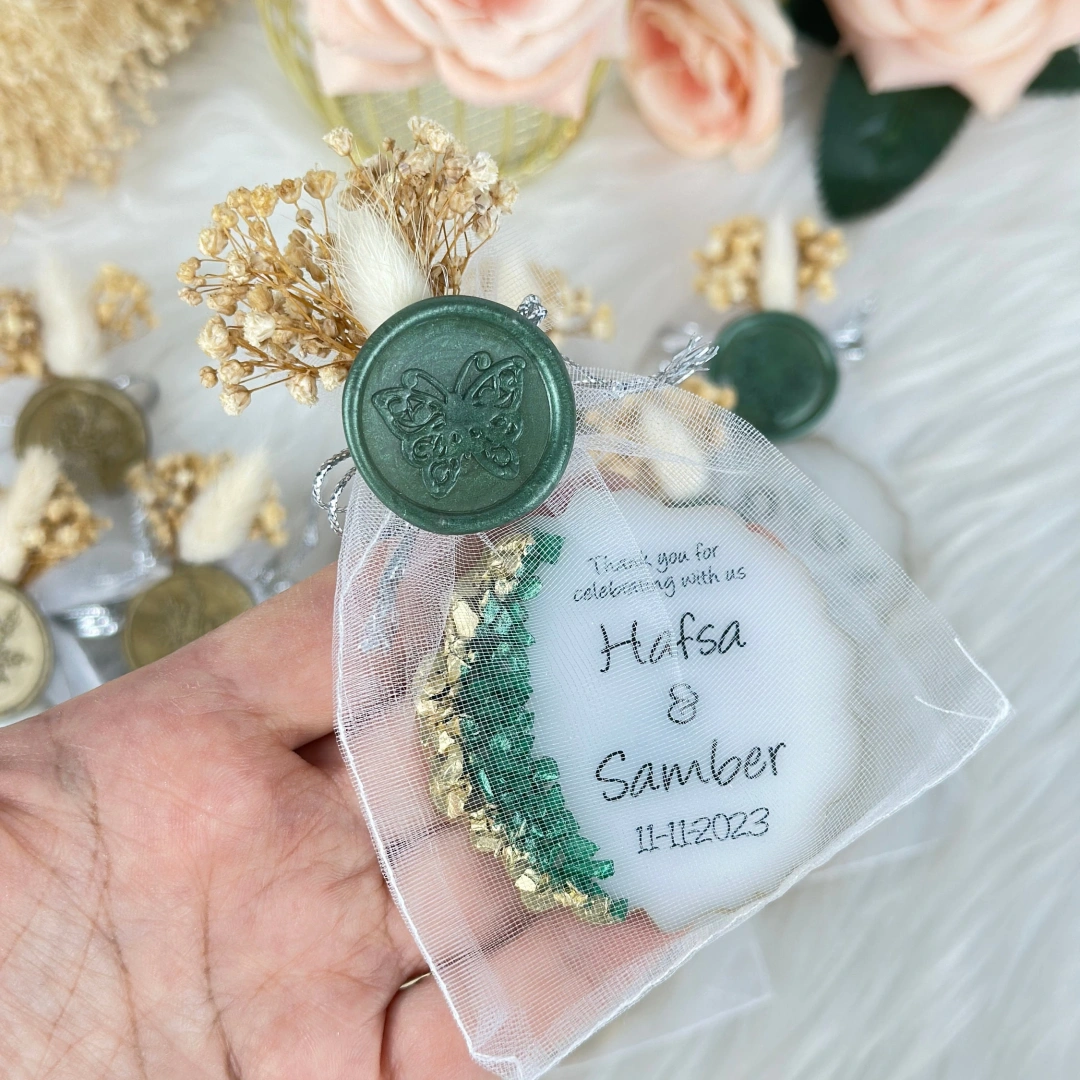 Kişiye Özel Kutulu Mühürlü Epoksi Magnet 20 Adet – Taş Süslemeli, Harf Baskılı Nişan & Düğün Hediyelik