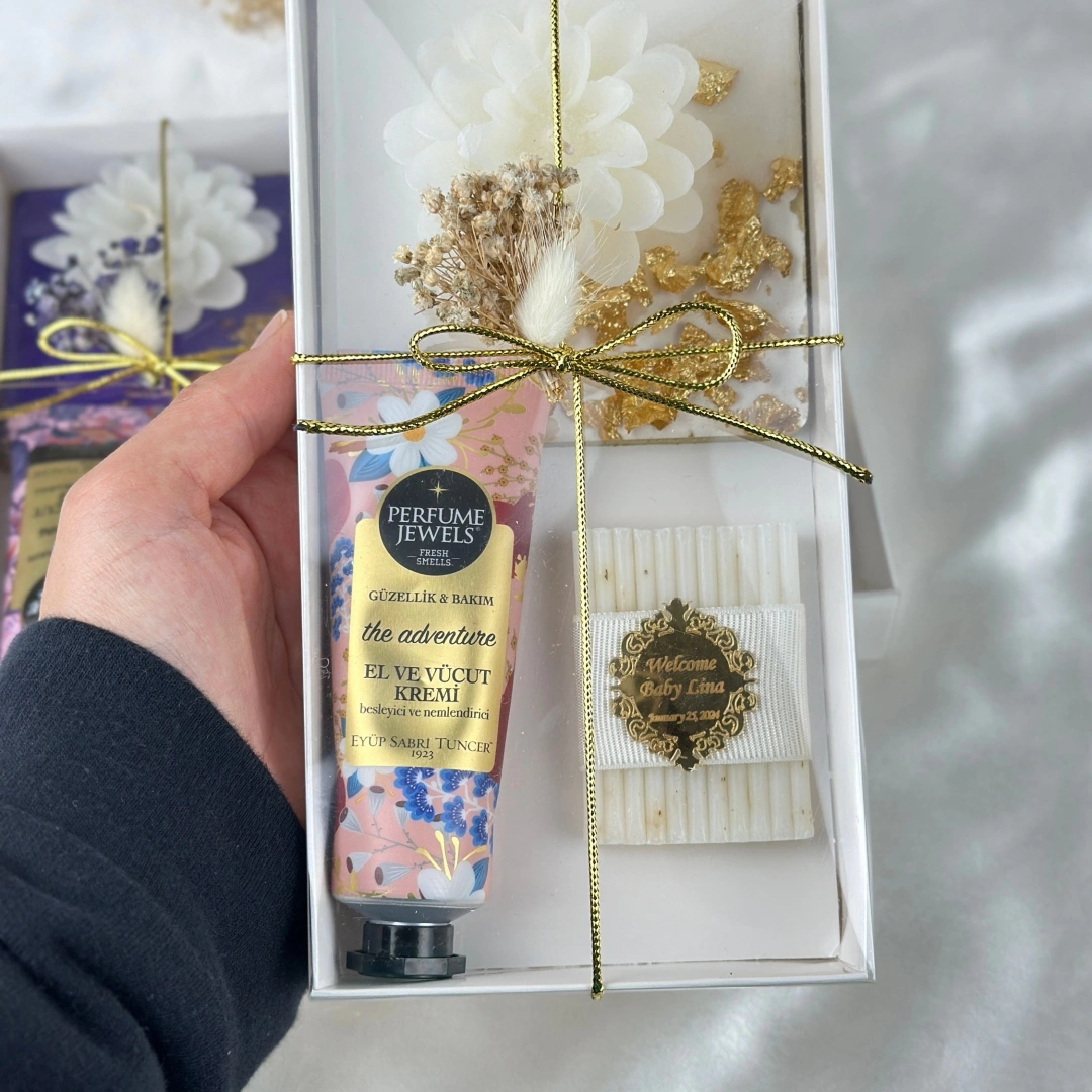 Luxury Set – Kişiye Özel Epoksi Bardak Altlığı, El Kremi, Mum ve Sabun Hediye Kutusu