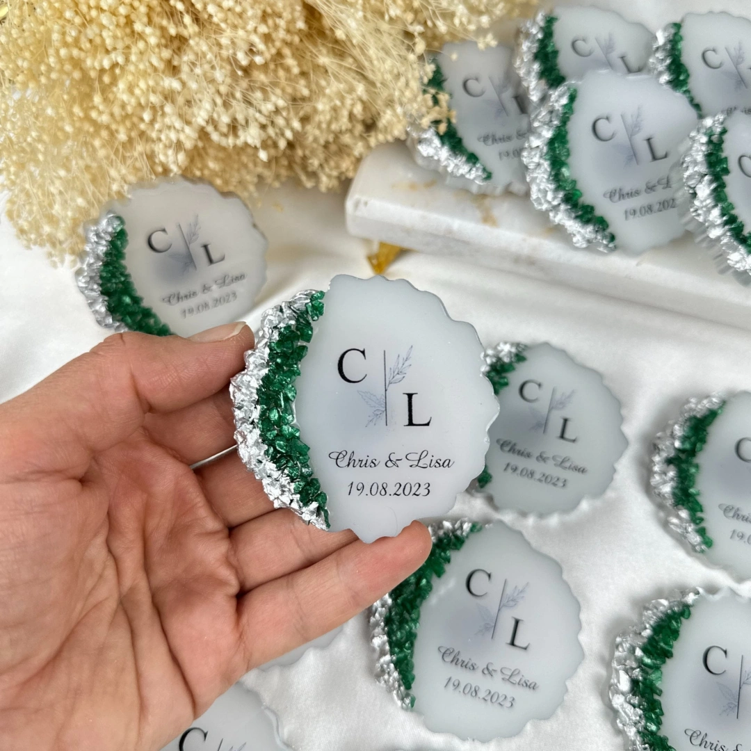 Kişiye Özel Dalgalı Taşlı Epoksi Magnet – 20 Adet İsim Baskılı Düğün & Nişan Hatırası