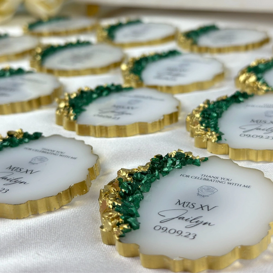 Kişiye Özel Taşlı Epoksi Magnet – 20 Adet Quinceanera & Düğün Hediyesi