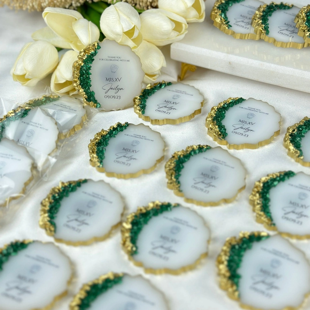 Kişiye Özel Taşlı Epoksi Magnet – 20 Adet Quinceanera & Düğün Hediyesi