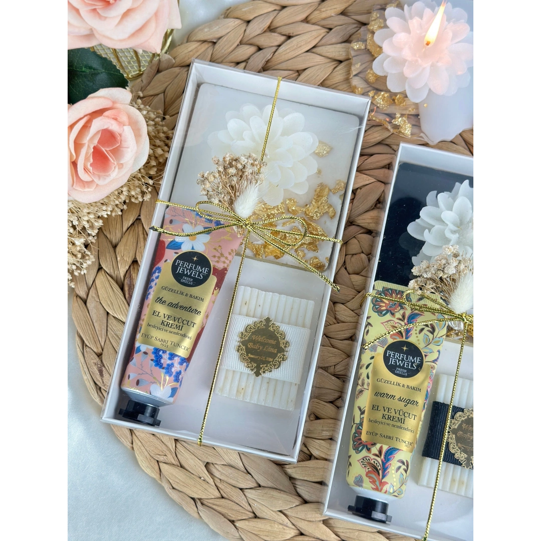 Luxury Set – Kişiye Özel Epoksi Bardak Altlığı, El Kremi, Mum ve Sabun Hediye Kutusu