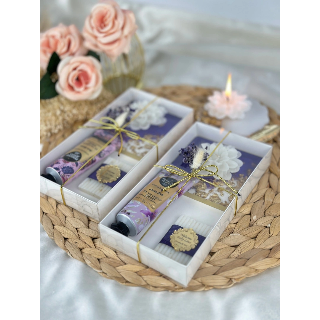 Luxury Set – Kişiye Özel Epoksi Bardak Altlığı, El Kremi, Mum ve Sabun Hediye Kutusu