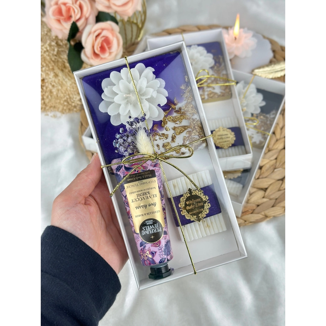 Luxury Set – Kişiye Özel Epoksi Bardak Altlığı, El Kremi, Mum ve Sabun Hediye Kutusu