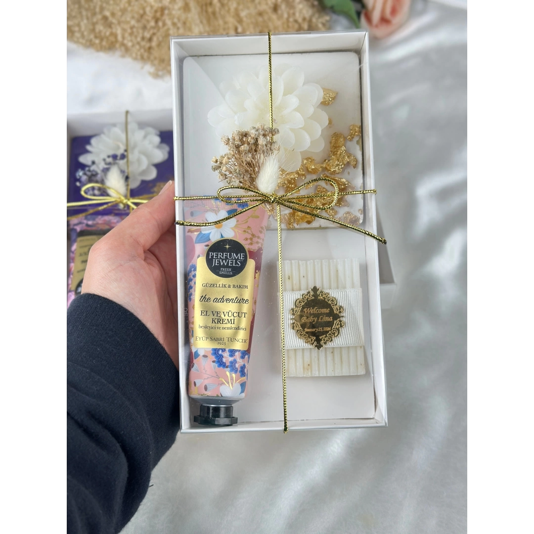 Luxury Set – Kişiye Özel Epoksi Bardak Altlığı, El Kremi, Mum ve Sabun Hediye Kutusu