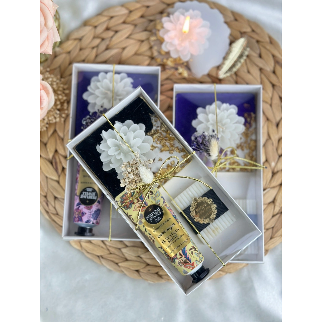 Luxury Set – Kişiye Özel Epoksi Bardak Altlığı, El Kremi, Mum ve Sabun Hediye Kutusu
