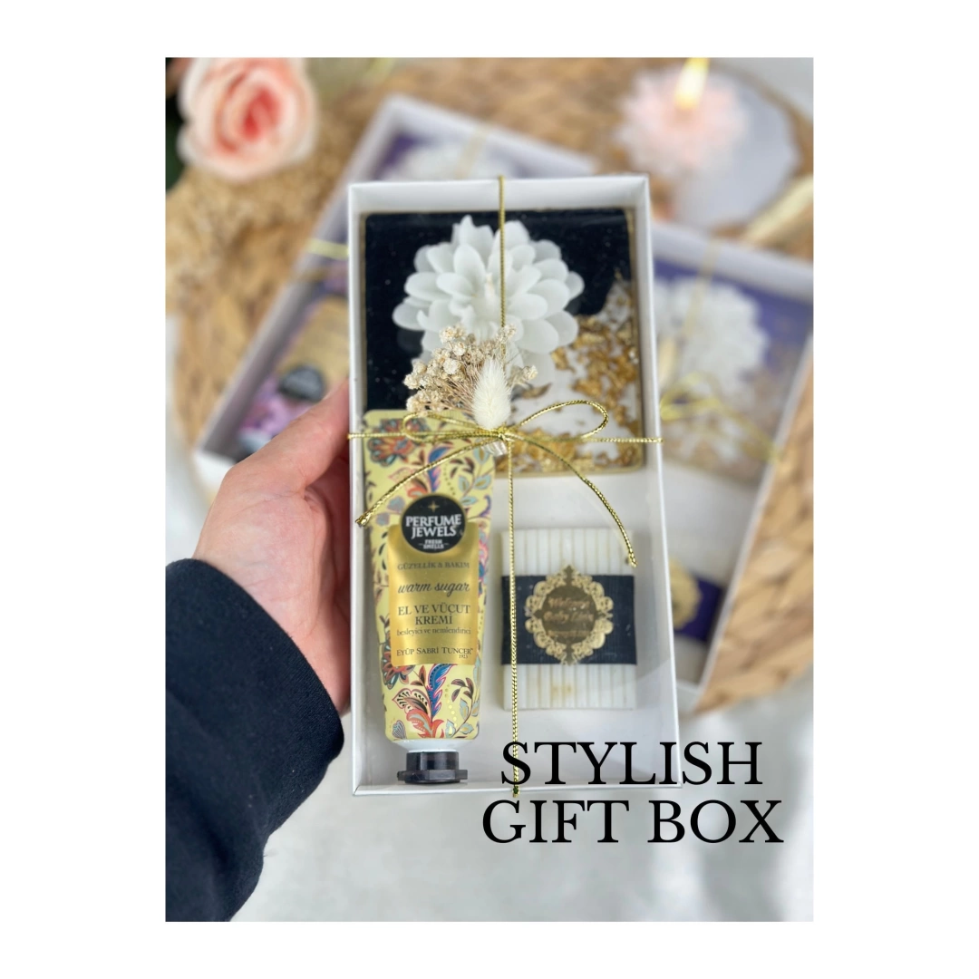 Luxury Set – Kişiye Özel Epoksi Bardak Altlığı, El Kremi, Mum ve Sabun Hediye Kutusu