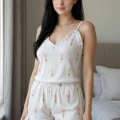 HERŞEYTREND Şık Tasarım Beyaz Üstüne Çiçek Desenli Askılı Şortlu Pijama Takımı