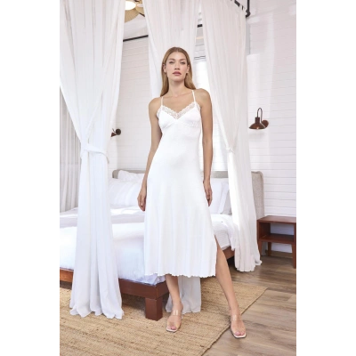 HERŞEYTREND  Dantelli ve Dekolteli Yırtmaçlı Gecelik