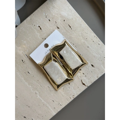 HERŞEYTREND Mineli Kıvrımlı Küpe - Krem