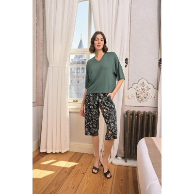 HERŞEYTREND  Çiçek ve Yaprak Desenli V Yaka Büyük Beden Kapri Takımı