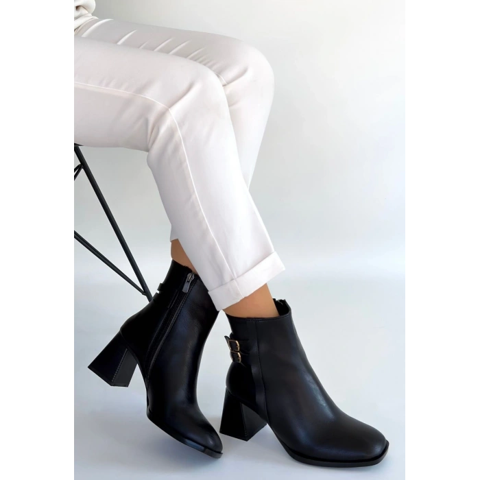 HERŞEYTREND Kanda Siyah Cilt Topuklu Bot