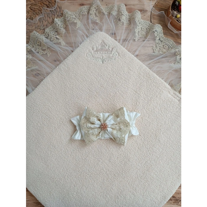 LitaeTrend Yenidoğan Kuzulu Taç Nakış Güpürlü Fiyonklu Duvaklı Prizma Taş Unisex Kundak Bebek Battaniyesi Ekru