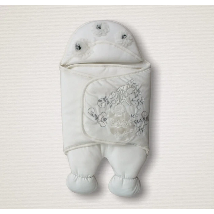 LitaeTrend Yenidoğan Üç Çiçek Tavuskuşu Nakışlı Lüks Ayaklı Erkek Bebek Kundak Ekru