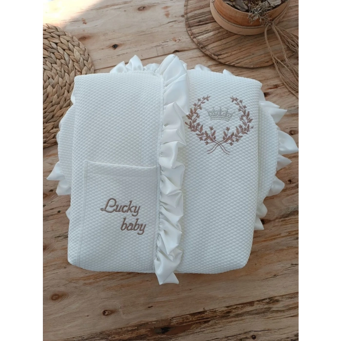 LitaeTrend Yenidoğan Ultralüks Fermuarlı Ve Cepli Lucky Turk Nakışlı Bebek Battaniyesi Kundak Ekru