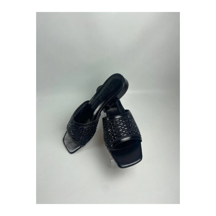 Ortu Siyah Cilt İşlemeli Terlik