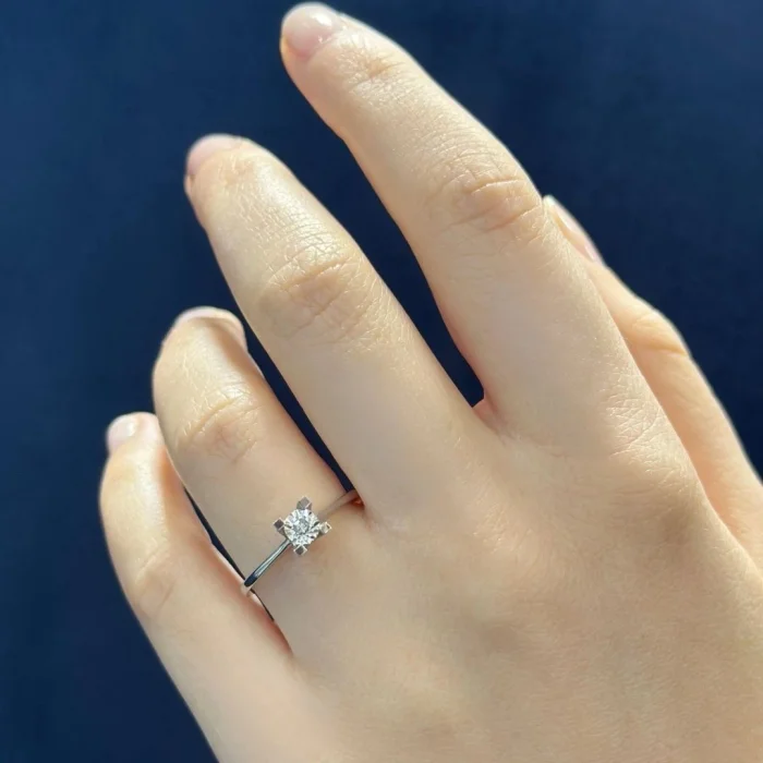 0.03 KARAT F RENK TEKTAŞ PIRLANTA YÜZÜK