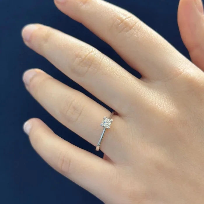 0.18 KARAT H RENK TEKTAŞ PIRLANTA YÜZÜK