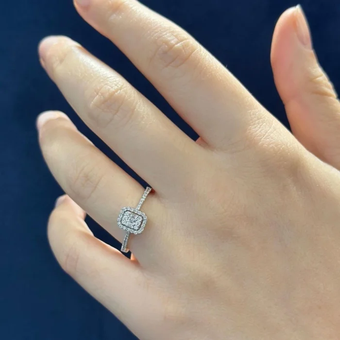 0.30 Karat F Renk Baget Pırlanta Yüzük