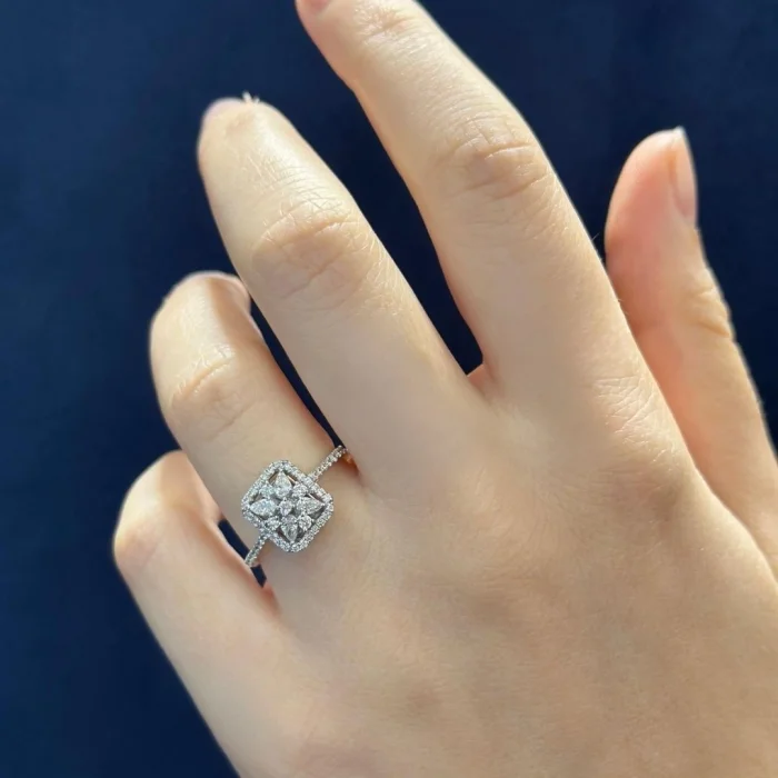 0.53 Karat F Renk Baget Pırlanta Yüzük