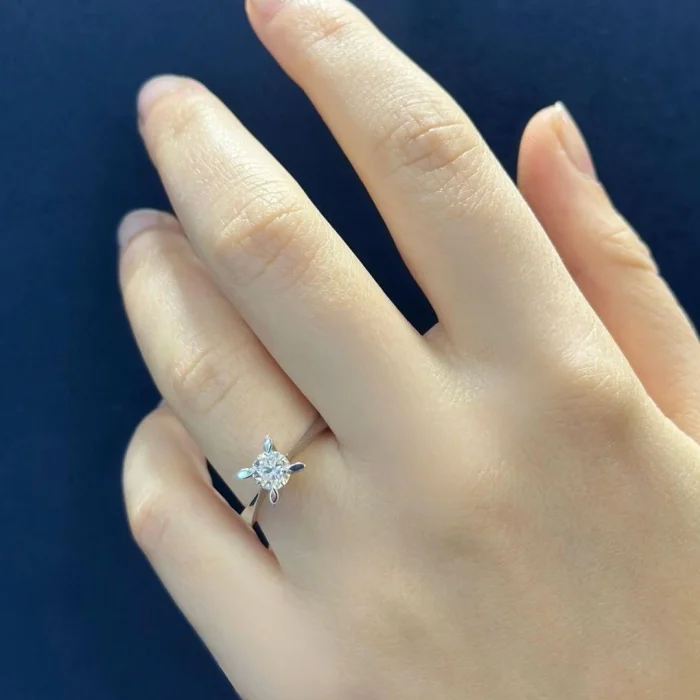 0.60 KARAT G RENK TEKTAŞ PIRLANTA YÜZÜK