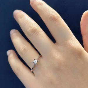 0.15 KARAT F RENK TEKTAŞ PIRLANTA YÜZÜK