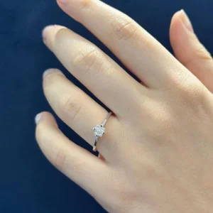 0.19 KARAT F RENK TEKTAŞ PIRLANTA YÜZÜK