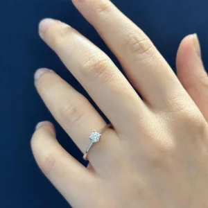 0.20 KARAT F RENK TEKTAŞ PIRLANTA YÜZÜK