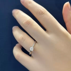 0.40 KARAT F RENK TEKTAŞ PIRLANTA YÜZÜK