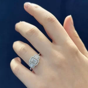 0.57 Karat F Renk Baget Pırlanta Yüzük