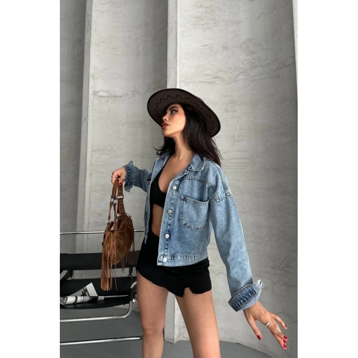 Çift cepli kol katlamalı kar yıkama crop kot ceket mavi d2000