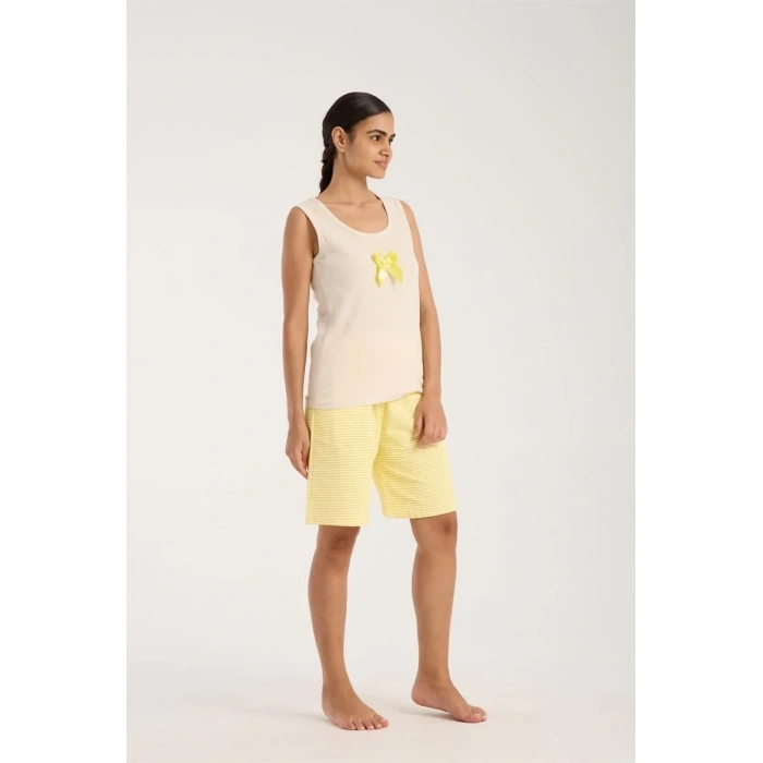 Moda Kadın Beyaz Kurdele Detaylı Sarı Çizgili Şortlu Pijama Takımı