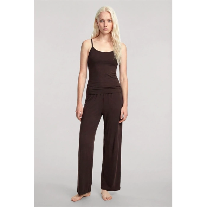 Moda Kadın Kahve İp Askılı Atlet Yumuşak Dokulu Minimal Basic Günlük Üst