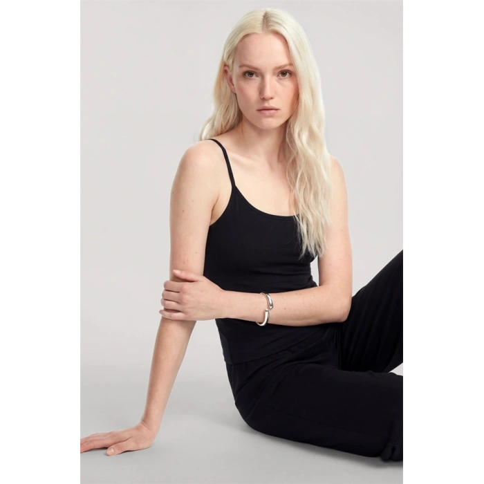 Moda Kadın Siyah Yumuşak Dokulu Minimal İp Askılı Atlet Basic Günlük Şık Üst