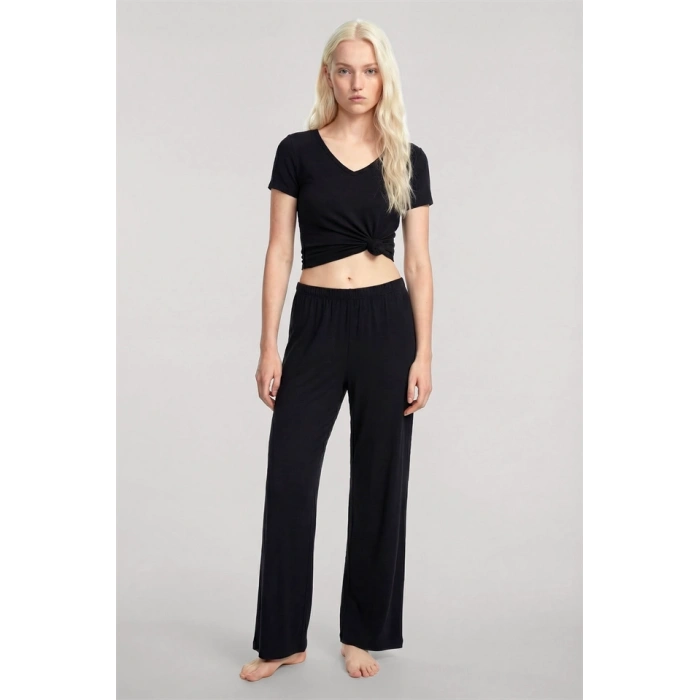 Moda Kadın Siyah Yumuşak Dokulu Minimal V Yaka Üst Basic Günlük Şık Bluz