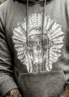 Graues Sweatshirt mit Indianer-Print, Kapuze vorne, Camouflage-Print