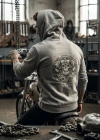 Graues Sweatshirt mit Totenkopf-Epauletten-Aufdruck auf der Rückseite, Kapuze mit Reißverschluss und Känguru-Tasche, orangefarbener Totenkopf-Aufdruck