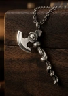 Silberne Halskette mit gewundener Axt
