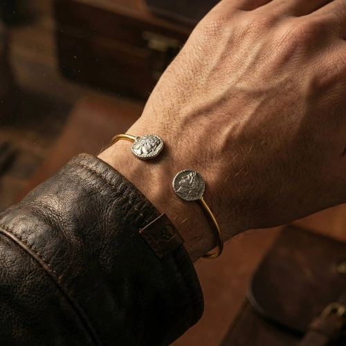 Özel yüzey kaplamalı Markus ve Herera madalyon bileklik