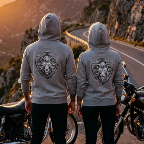 Schwarz/Graues optionales Sweatshirt mit Reißverschluss, Kapuze mit Löwen-Epaulette-Aufdruck auf der Rückseite und orangefarbenem Totenkopf