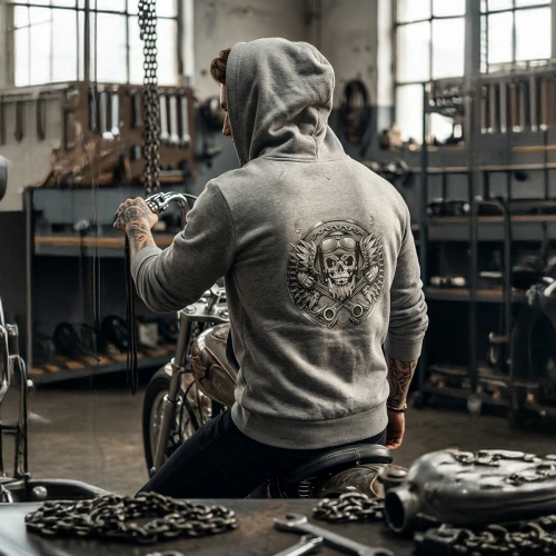 Graues Sweatshirt mit Totenkopf-Epauletten-Aufdruck auf der Rückseite, Kapuze mit Reißverschluss und Känguru-Tasche, orangefarbener Totenkopf-Aufdruck