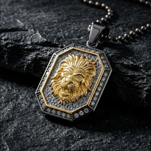 İki Renk Kaplamalı Kenarları Taşlı Kare Aslan Madalyon Kolye