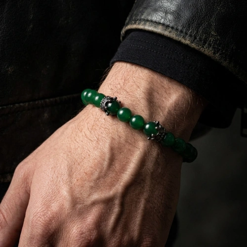 Elastisches Königskronen-Armband aus grünem Stein mit Spacer aus oxidiertem Silber